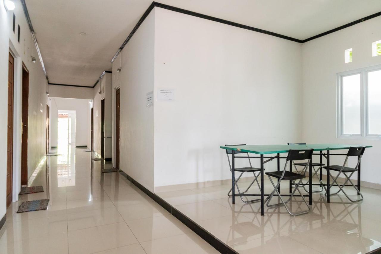 Reddoorz Near Terminal Bubulak Bogor Hotel Eksteriør billede